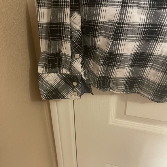 Levi’s Plaid Shirt 🤍🖤 - Picture 5 of 5